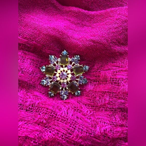 Vintage Snowflake Brooch - Picture 6 of 6